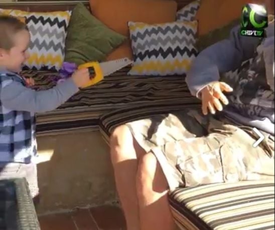 Der Junge weiß noch nicht, dass sein Vater ihm einen Streich spielt.