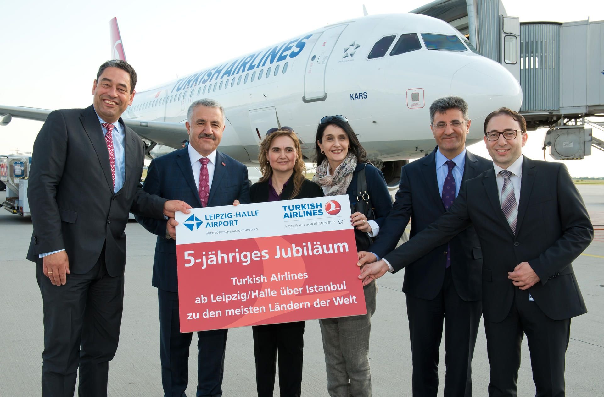 Markus Kopp, Vorstand Marketing und Vertrieb der Mitteldeutschen Flughafen AG (1.v.l.), Ahmet Arslan, Minister für Verkehr, Schifffahrt und Kommunikation der Türkei (2.v. l.) und Hayrullah Türhan, General Manager Berlin der Turkish Airlines (1.v. r.) würdigen das 5-jährige Jubiläum der Turkish Airlines am Flughafen Leipzig/Halle.