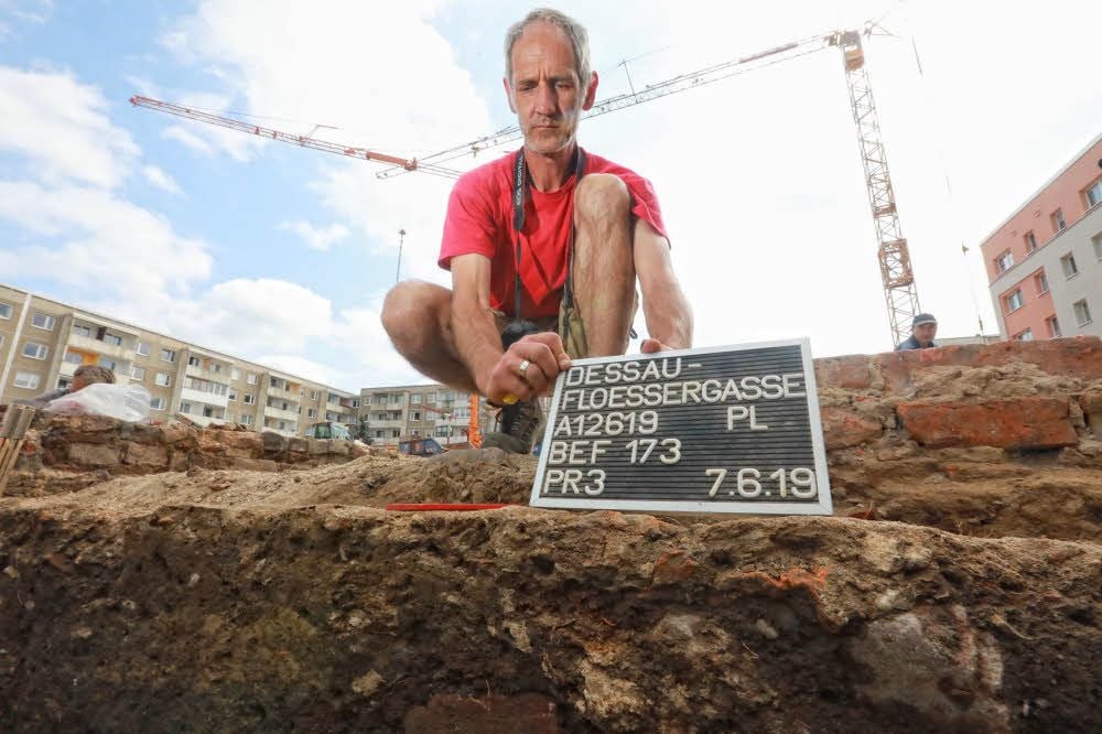 Grabungsleiter Ulf Petzschmann bei der Fund-Dokumentation.