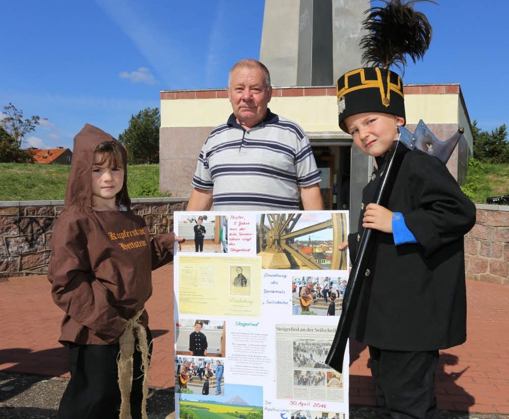 Die Kinder der Kindertagesstätte „Sonnenschein“brachten als Geschenk ein Plakat für das Museum der „Flamme der Freundschaft“ mit.