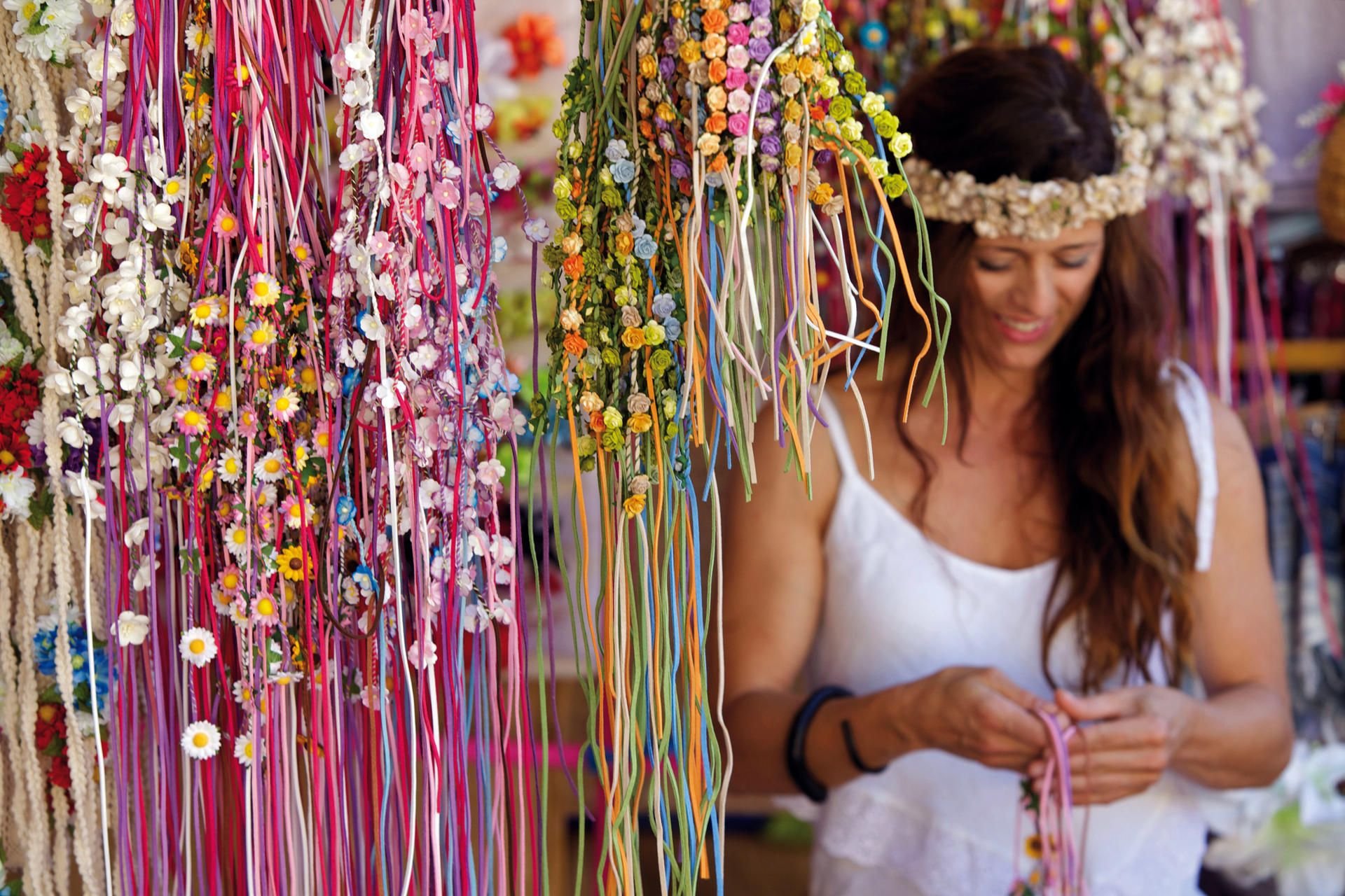 Flower Power: Blütenschmuck finden Ibiza-Urlauber auf dem Hippie-Markt Las Dalias.