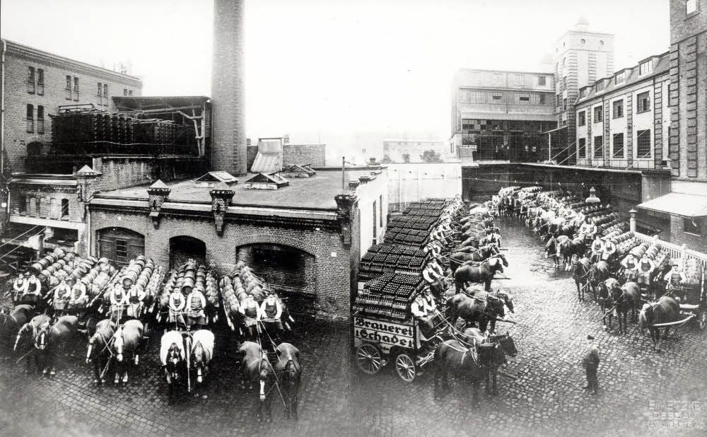 So wurden früher Getränke ausgeliefert: mittels Pferdegespannen. Hier ein Bild von der Dessauer Schade-Brauerei.