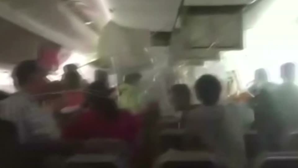 Videos aus dem Inneren der Maschine zeigen das Chaos bei der Bruchlandung.
