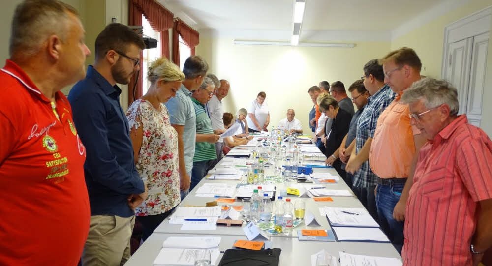 Alterspräsidentin Helga Welz (vorn) verpflichtet die neu gewählten Annaburger Stadträte auf die gewissenhafte Erfüllung ihres Ehrenamtes.