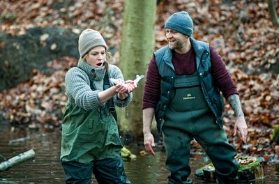 Olga Lenski (Maria Simon) fängt mit den Händen einen Fisch