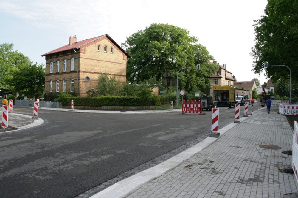 Nach den Bauarbeiten an der Einmündung der Bahnhofstraße auf die Torgauer Straße in Annaburg hat sich das Bild deutlich gewandelt. Zuvor bestand die Hauptstraße aus Pflastersteinen.