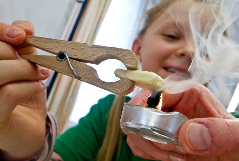 Leonie Schneller hat zusammen mit einer Mitschülerin ausprobiert, was man mit Schokolade außer sie zu essen noch alles machen kann.