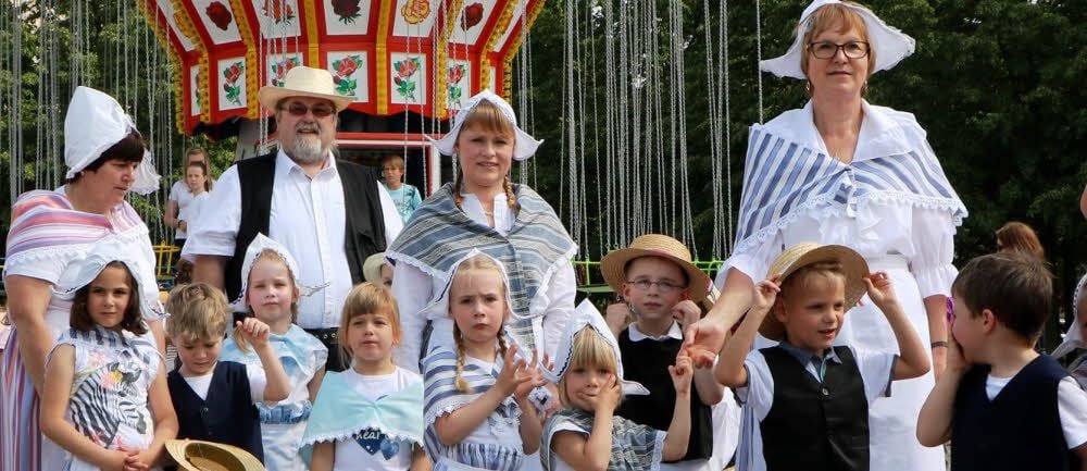 Passend historisch gekleidet - Kinder und Begleiter der Kindertagesstätte Kinderland