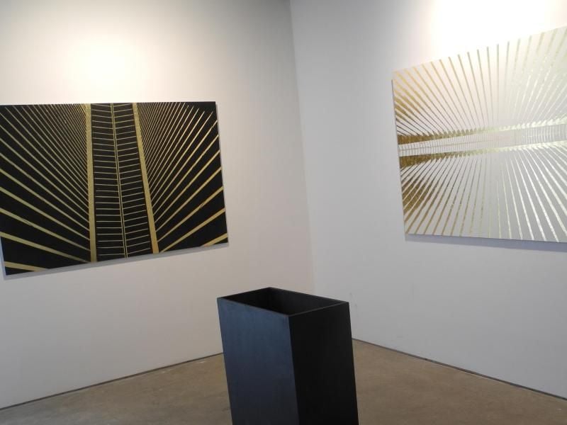Sand-Abstraktionen von Tim Bengel: „WTC Cathedral Black” (l) und „WTC Cathedral White”. Foto: Johannes Schmitt-Tegge