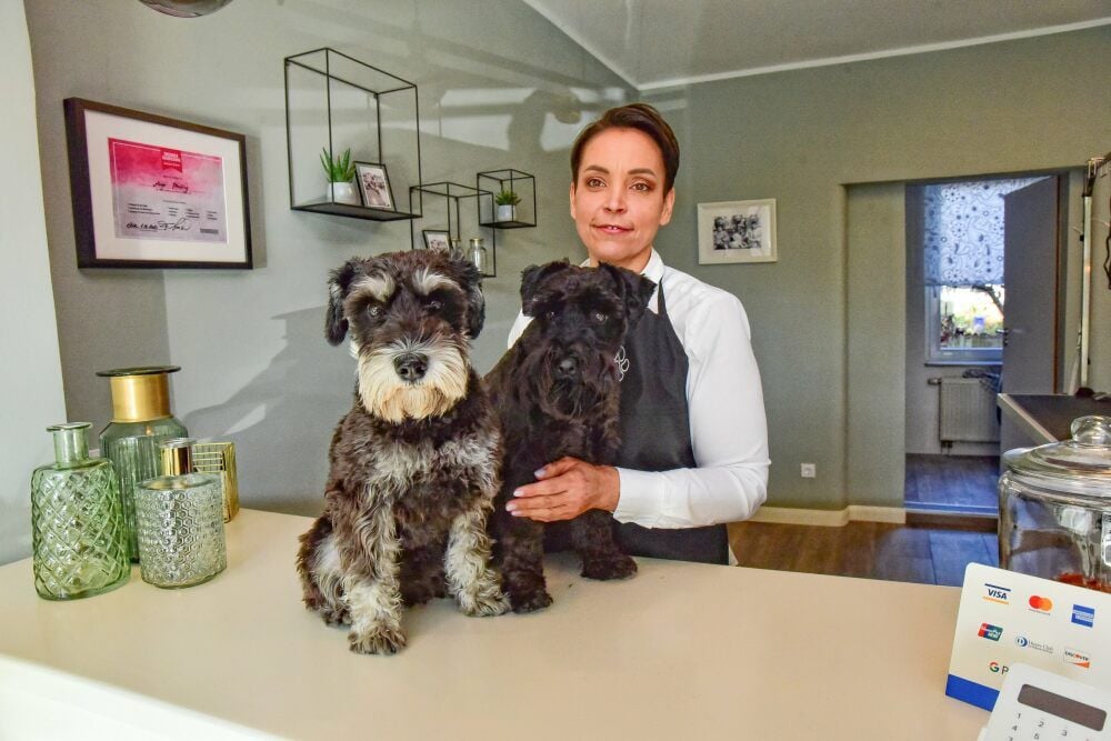 Antje Meiling mit ihren Hunden und Namensgeber für den neuen Salon: Die Zwergschnauzer Rudi (rechts) und Fred.