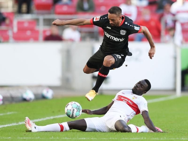 Leitete mit einer unnötigen Aktion den Ausgleich für den Gastgeber ein: Leverkusens Karim Bellarabi (oben). Foto: Tom Weller/dpa