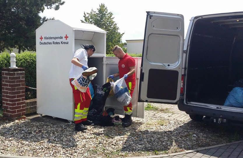 Sebastian Zelle (li.) und Florian Haschke beim Leeren der Container.