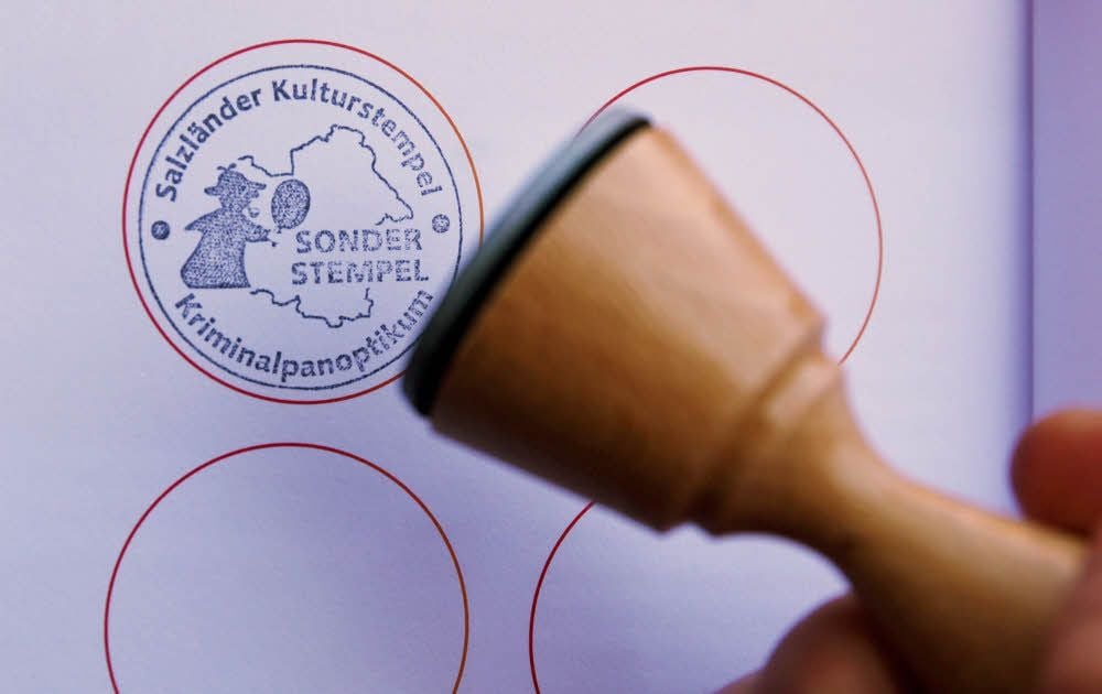 Auch auf dem Stempel ist Sherlock Holmes mit Lupe und Pfeife zu sehen.