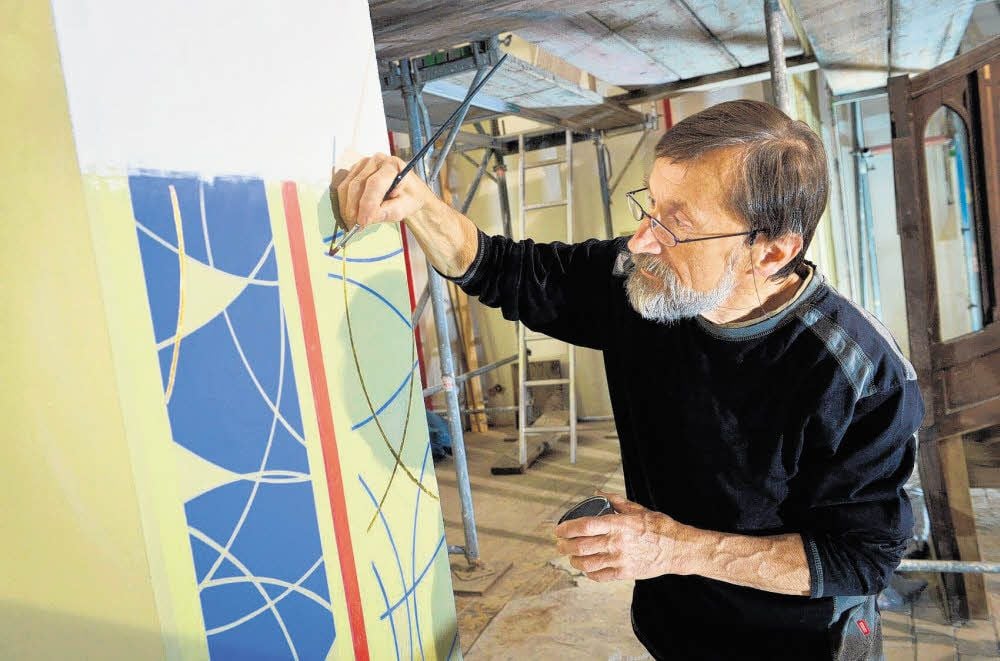 Restaurator Rainer Schmidt gestaltet den Bogen zum Altarraum neu.