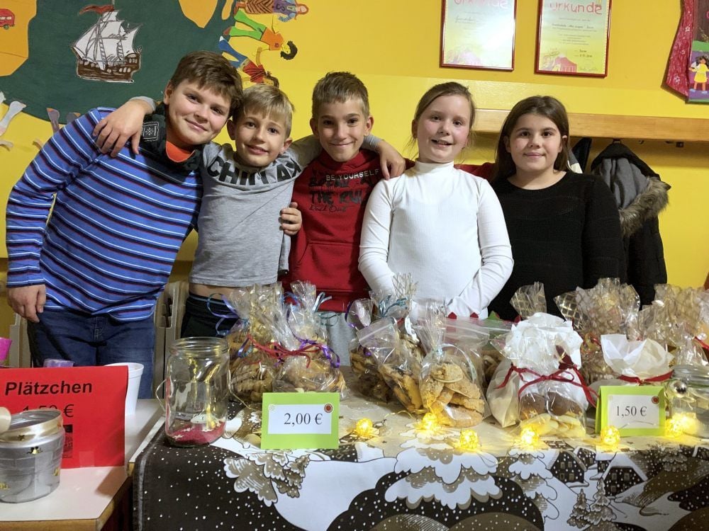 Leon Winter (v.l.), Tom Haupt, Tammo Matthäs, Lea-Michelle Müller und Maja Kuhrmann verkaufen auf dem Adventsmark in der Max-Lingner Schule Dekoartikel und Gebäck. Der Erlös kommt der Schulkasse zu Gute.