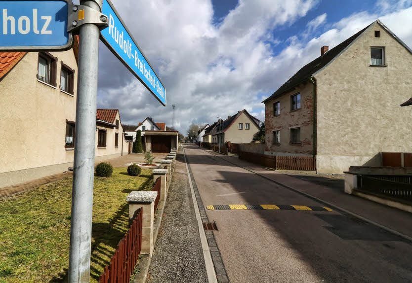 Die Breitscheid-Straße zieht sich als lange Gerade durch ein Wohngebiet.