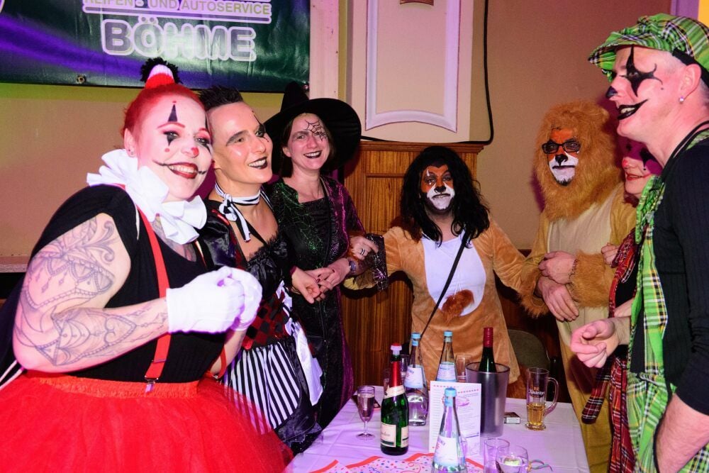 Ausgelassenheit und körperlich nahe Geselligkeit - wie es beim Fasching nun mal üblich ist - sind in Corona-Zeiten nicht angesagt.