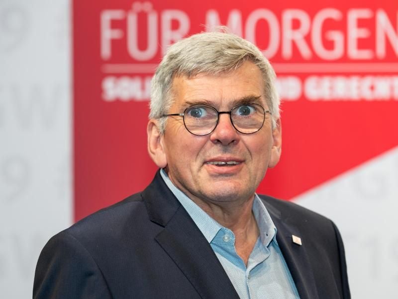 IG Metall-Chef Jörg Hofmann sieht bei Betrieben ein Interesse daran, Arbeitszeit zu reduzieren statt zu entlassen. Foto: Daniel Karmann/dpa