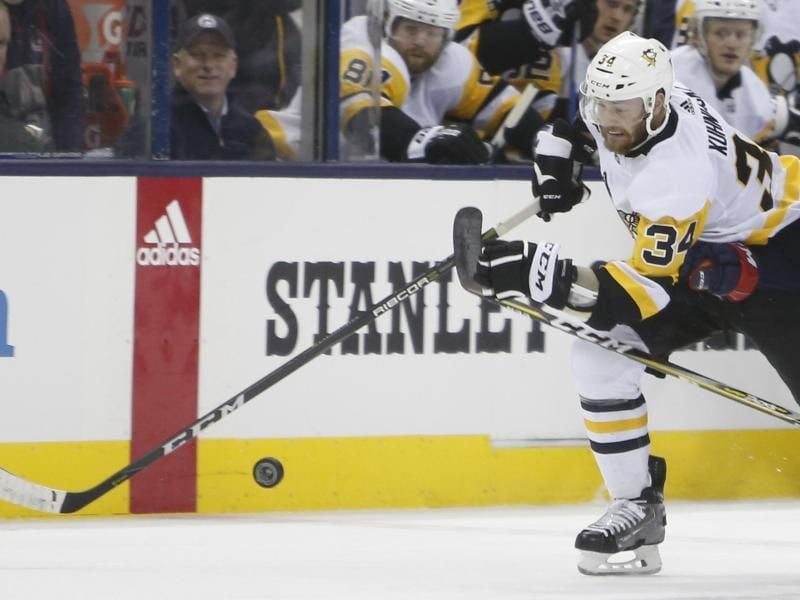 Tom Kühnhackl und die Pittsburgh Penguins glichen die Serie gegen die Capitals aus. Foto: Jay Laprete/AP