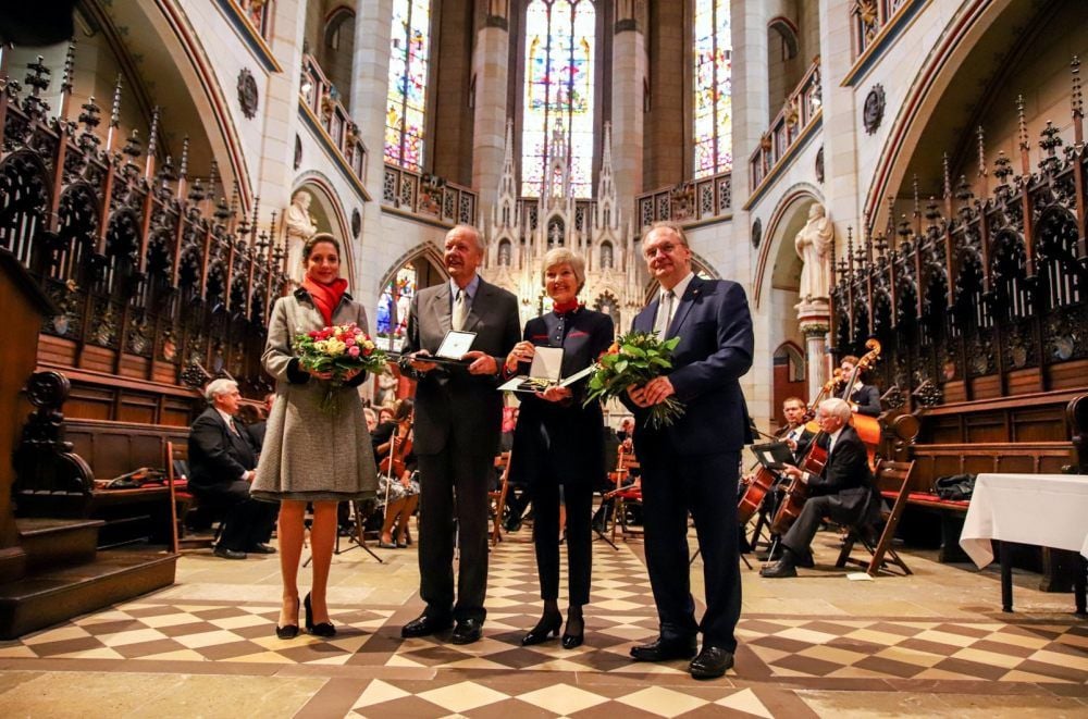 Ministerpräsident Reiner Haseloff überreicht in der Schlosskirche Wittenberg den Landesverdienstorden an die Verlegerin Friede Springer und den Unternehmer August Oetker (von rechts). Ganz links im Bild: Oetkers Ehefrau Nina-Maria.