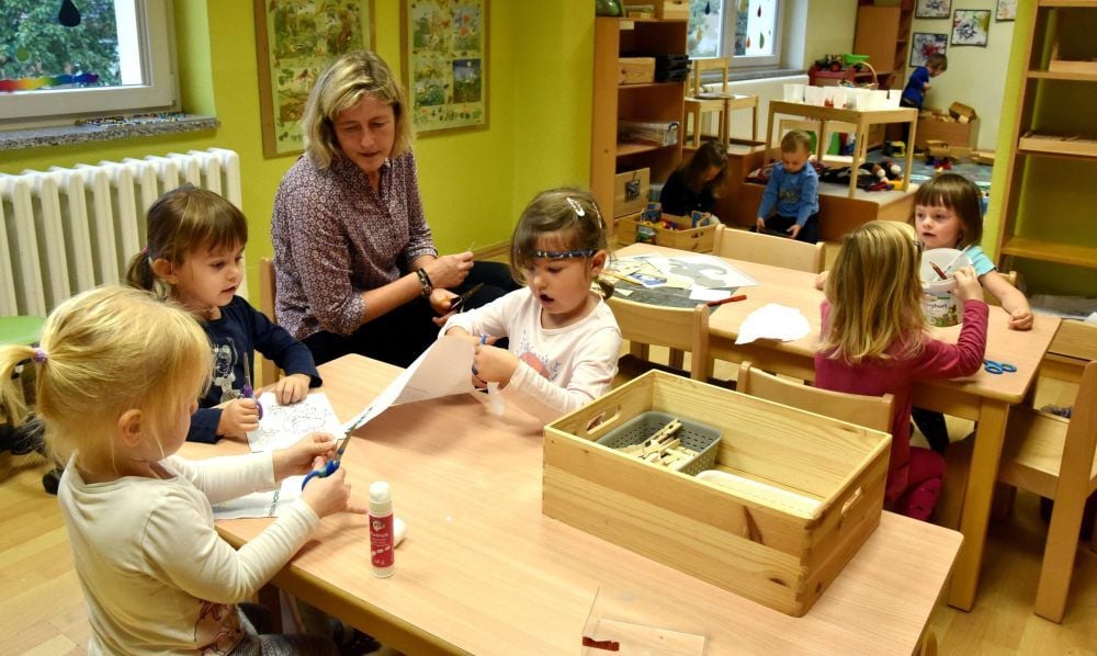 Die stellvertretende Kita-Leiterin Nicole Gabler und die Kinder der Schmetterlingsgruppe freuen sich auf den neuen Raum in ihrer Kita.