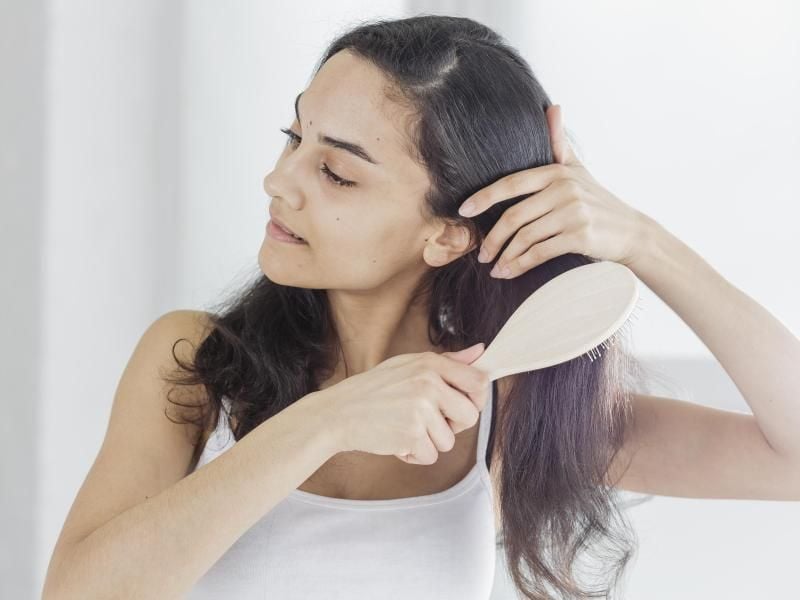 In manchen Lebensphasen fallen mehr Haare aus als in anderen - zum Beispiel ein paar Monate nach einer Krankheit oder Operation. Foto: Monique Wüstenhagen