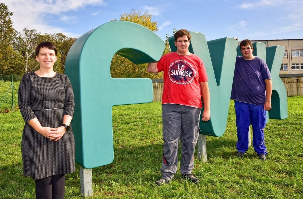 Bei der 21. Lehrstellenbörse geben gibt es über die Firma FVK Faserverstärkte Kunststoffe Dessau Informationen aus erster Hand von Prokuristin Stefanie Sparenberg sowie die Azubi-Zwillingen Alexander und Benjamin Biermann (v.l.n.r.).