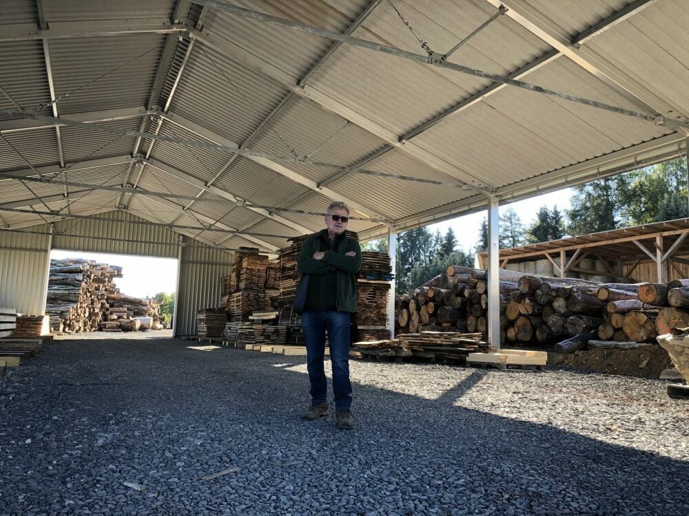 Udo Thiele in einer der beiden neu gebauten Hallen auf dem Gelände seines Forstunternehmens in Hayn.