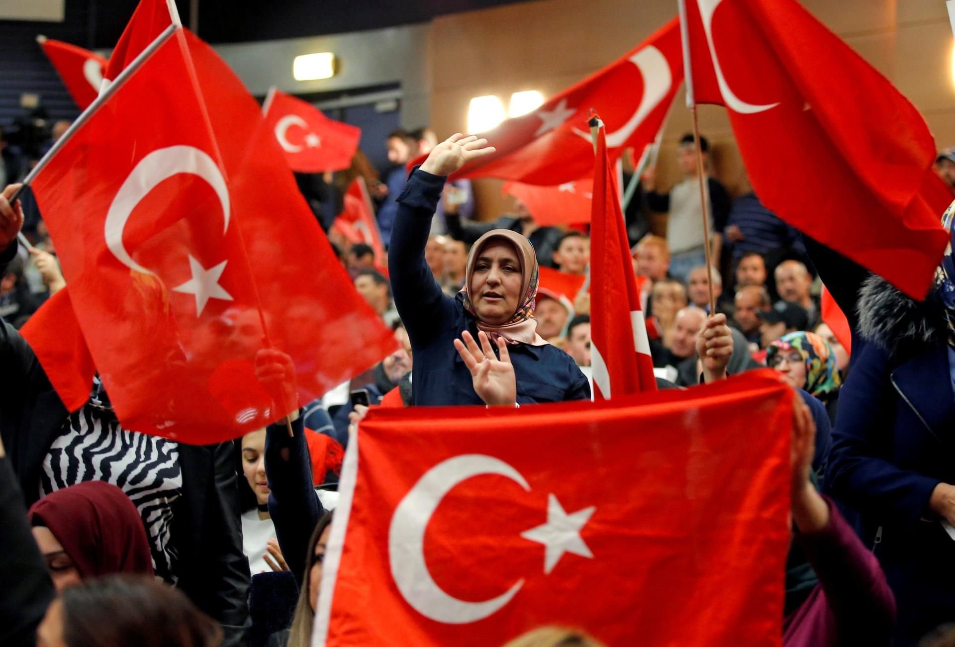 Anhänger der türkischen Regierung bei einem Wahlkampfauftritt des türkischen Außenministers im französischen Metz.