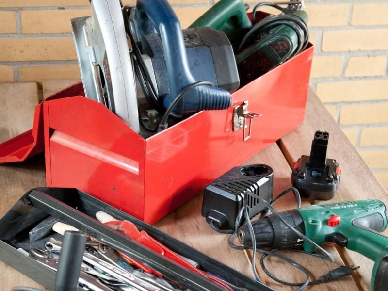 Wer nicht für jede Aufgabe ein Extra-Gerät verwenden möchte, schafft sich am besten ein Multi-Tool an. Der Vorteil: man kann in sehr engen Verhältnissen arbeiten, ohne sich dabei zu verletzen. Foto: Kai Remmers