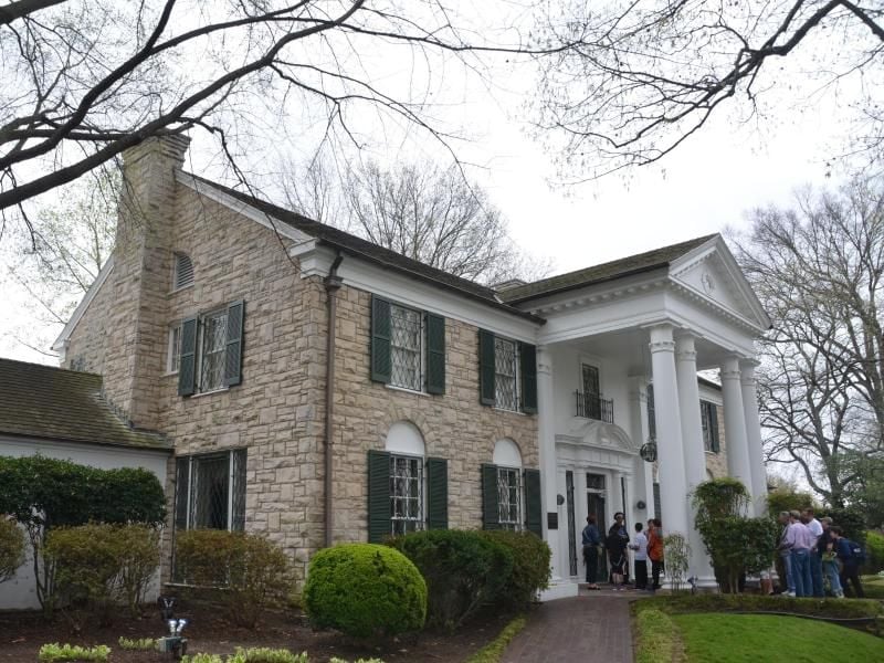 Elvis Presleys früheres Anwesen Graceland in Memphis, Tennessee, ist ein Besuchermagnet. Foto: picture alliance / Chris Melzer/dpa