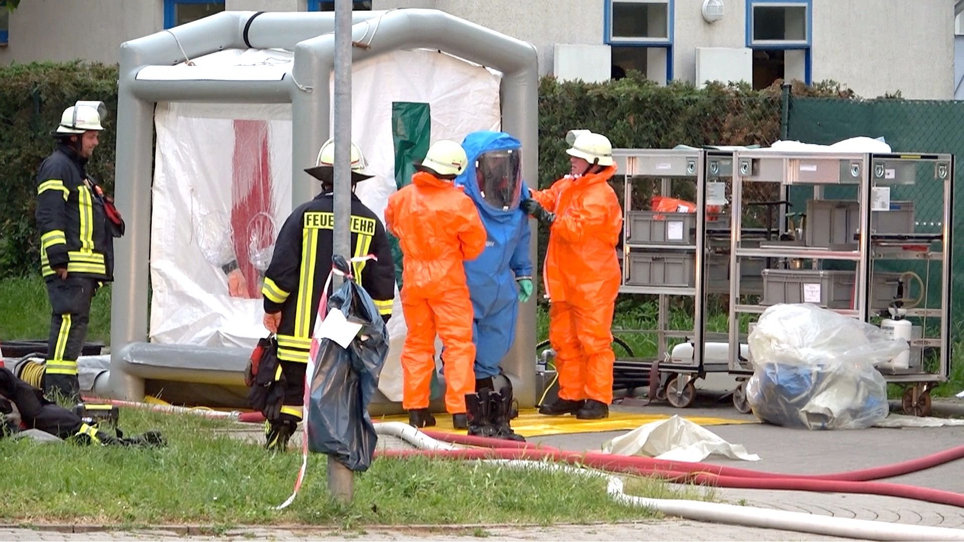 Nach einem Chlorgas-Unfall in Wanzleben musste die Feuerwehr mit ABC-Schutzkleidung das Leck suchen.