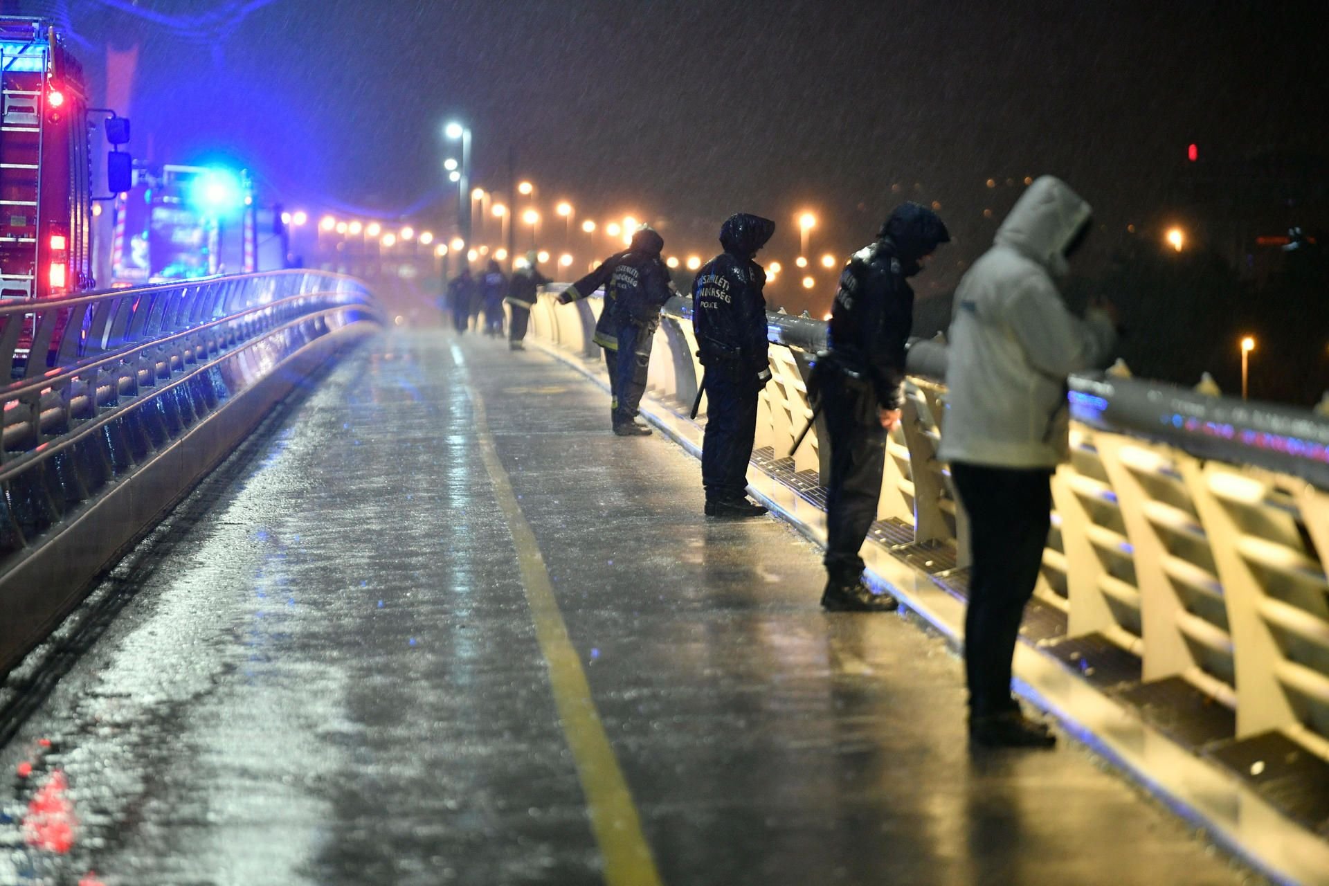 Rettungskräfte und Zivilisten beobachten die Donau bei Budapest