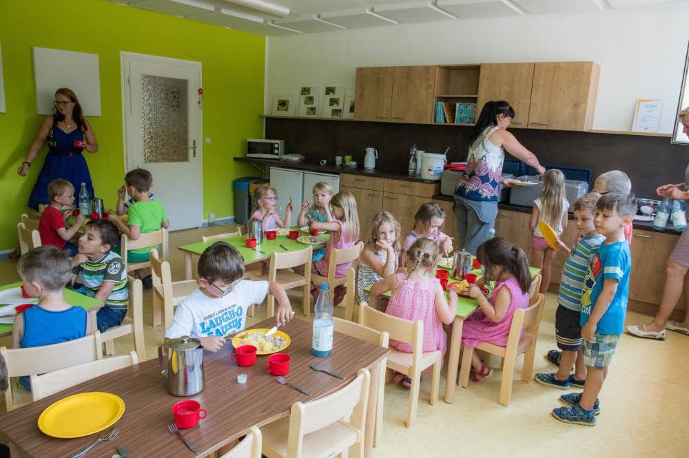 Wohlfühlatmosphäre im neuen Kinderrestaurant. Früher wurde in der Naumburger DRK-Kindertagesstätte Zwergenland in den Gruppenräumen gegessen.