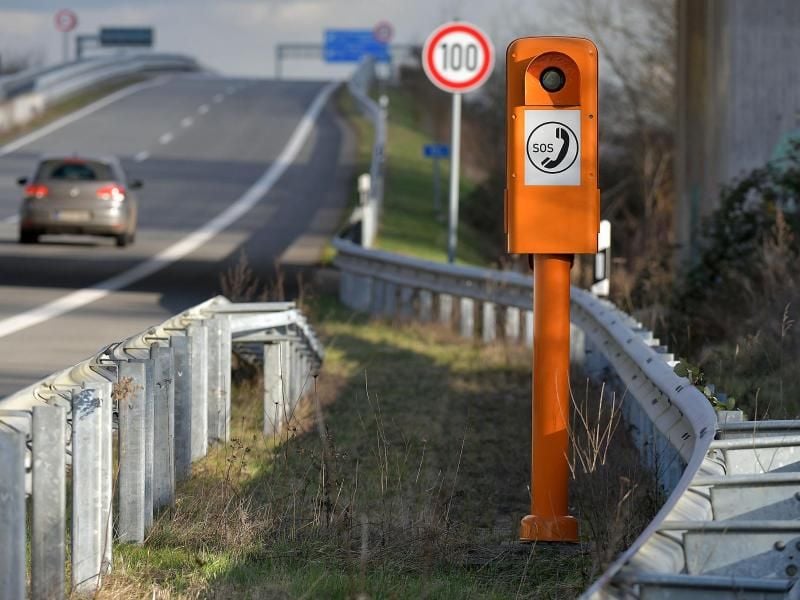 SOS vom Straßenrand absetzen: 2018 waren an den deutschen Bundesautobahnen 16.961 Notrufsäulen in Betrieb. Foto: Michael Bahlo