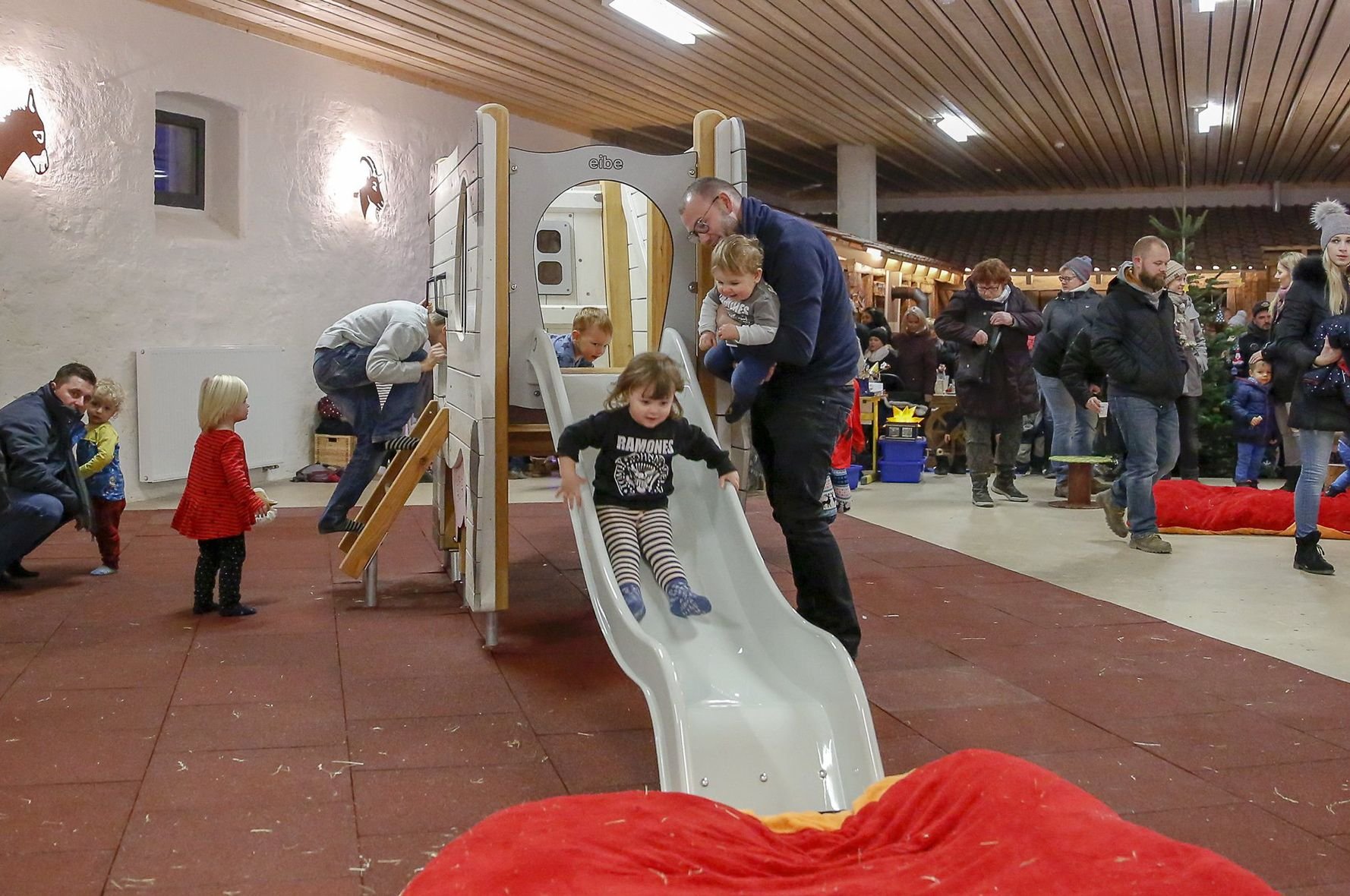 Die Kita Radisleben hat im Dezember eine Spielscheune eingeweiht. Dort können sich die Kinder bei schlechtem Wetter austoben.