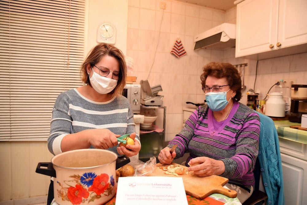 Jana Winzer (li.) arbeitet für die Seniorenlebenshilfe. Hier unterstützt sie ihre Tante Erika Lerm in der Küche.
