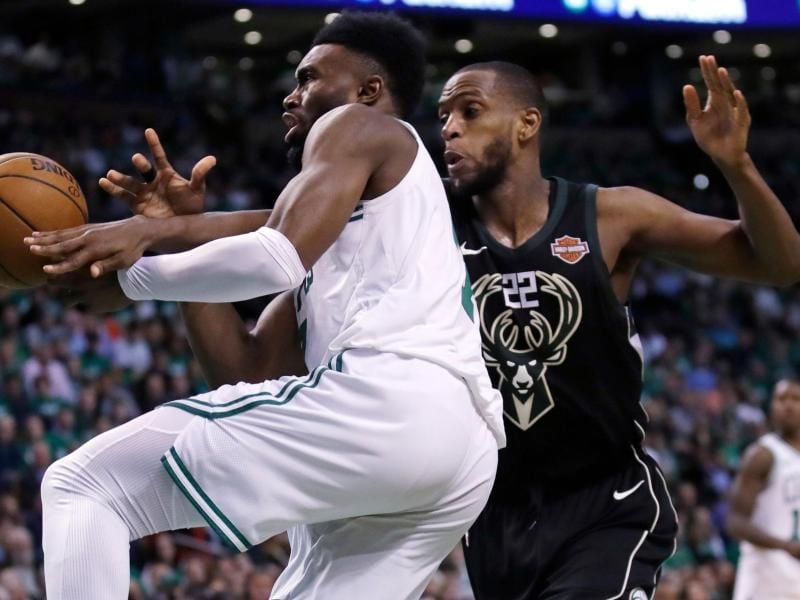 Jaylen Brown (l) war der Garant für den Sieg der Boston Celtics gegen die Milwaukee Bucks. Foto: Charles Krupa