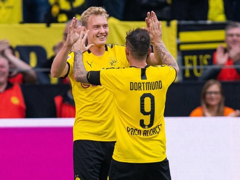 BVB-Neuzugang Julian Brandt (l) jubelt mit Doppel-Torschütze Paco Alcácer. Foto: Guido Kirchner