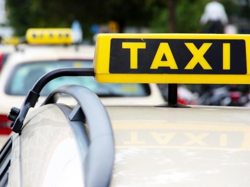 Beziehung auf Zeit: Zwischen Taxifahrern und ihren Fahrgästen gibt es einige Regeln, die es zu beachten gilt. Foto: Mascha Brichta/dpa-tmn