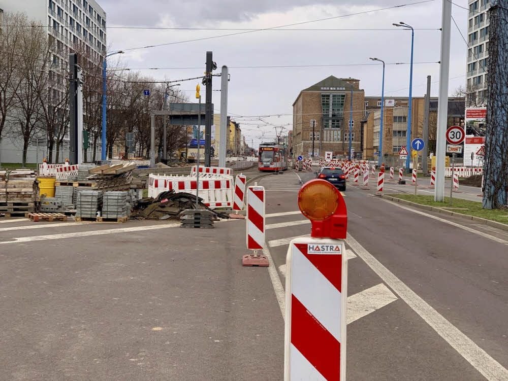 Am Riebeckplatz in Richtung Ammendorf wird die Merseburger Straße jetzt voll gesperrt.