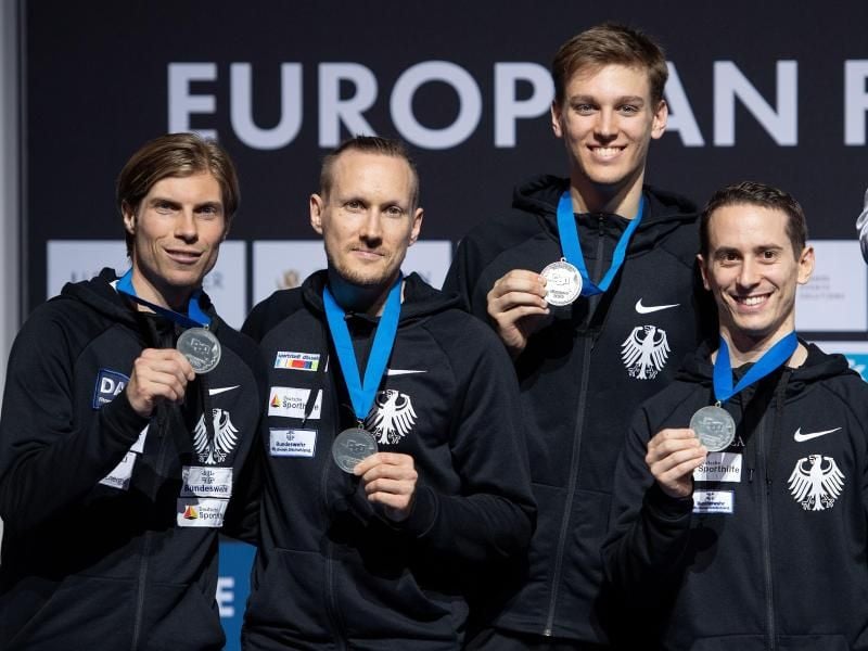 Die deutschen Florettfechter zeigen ihre Medaillen: Peter Joppich (l-r), Benjamin Kleibrink, Luis Klein und Andre Sanitos. Foto: Marius Becker