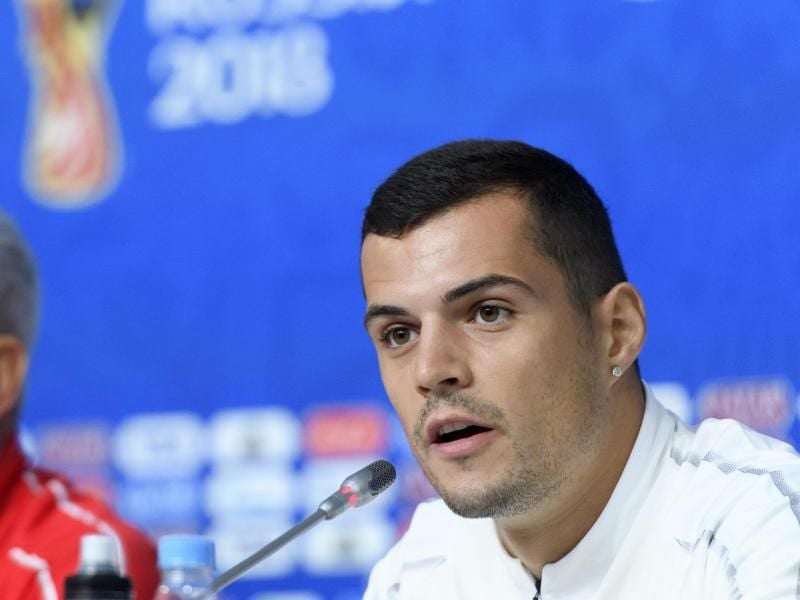 Nationalspieler Granit Xhaka aus der Schweiz (r) will sich von den Schweden nicht provozieren lassen. Foto: Laurent Gillieron/KEYSTONE