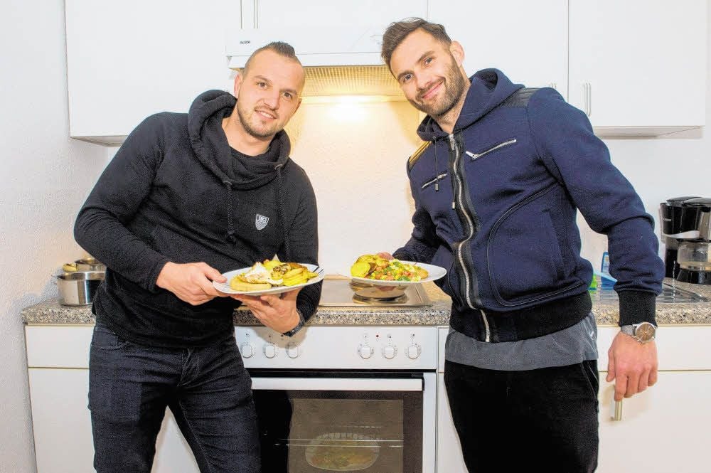 Für die HFC-Fußballer Toni Lindenhan und Sascha Pfeffer gab es beim Interview erstmal was Deftiges. Studenten hatten die Profis zum Gespräch ins „Living Lab“ des Projektes „Neustadt 2050“- eine Wohnung in Neustadt - geladen.