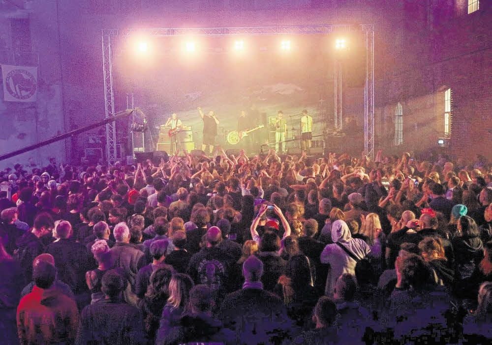 Das Konzert im Kesselhaus der Alten Brauerei Dessau war ausverkauft. Etwa 600 Besucher hörten sich dort im November 2018 „Feine Sahne Fischfilet“ an.