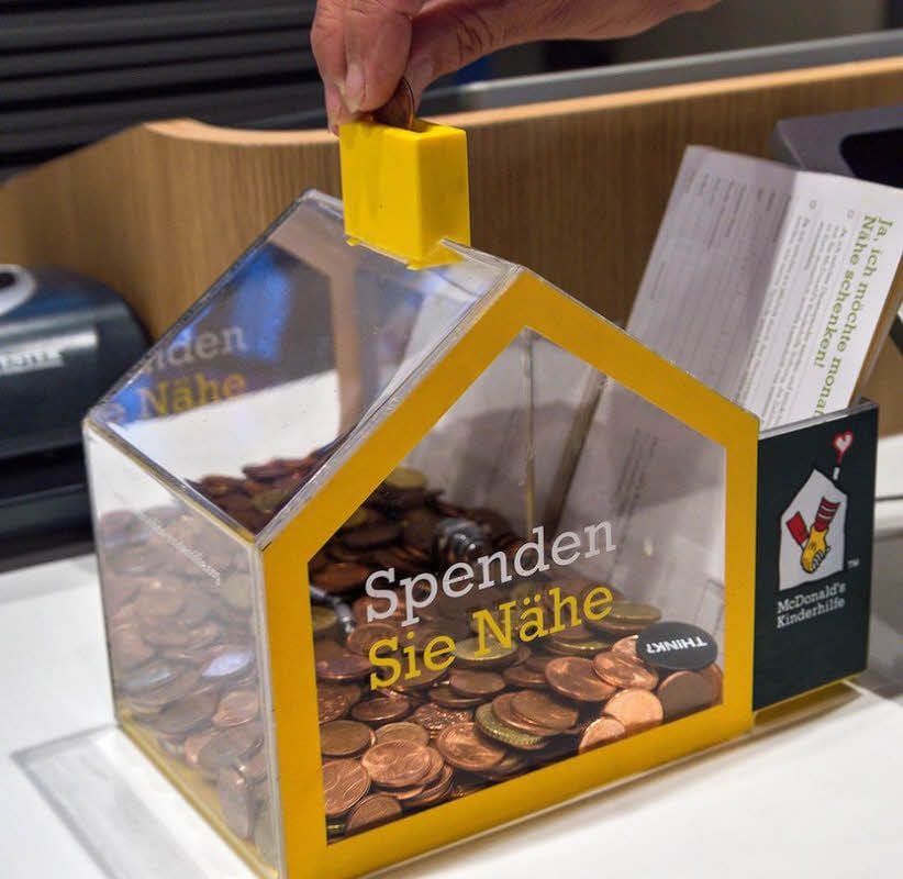 Die Spendenbox in einem Fast-Food-Restaurant ist gut gefüllt. Das Kleingeld leistet große Hilfe bei sozialen Projekten, verspricht die Kette.