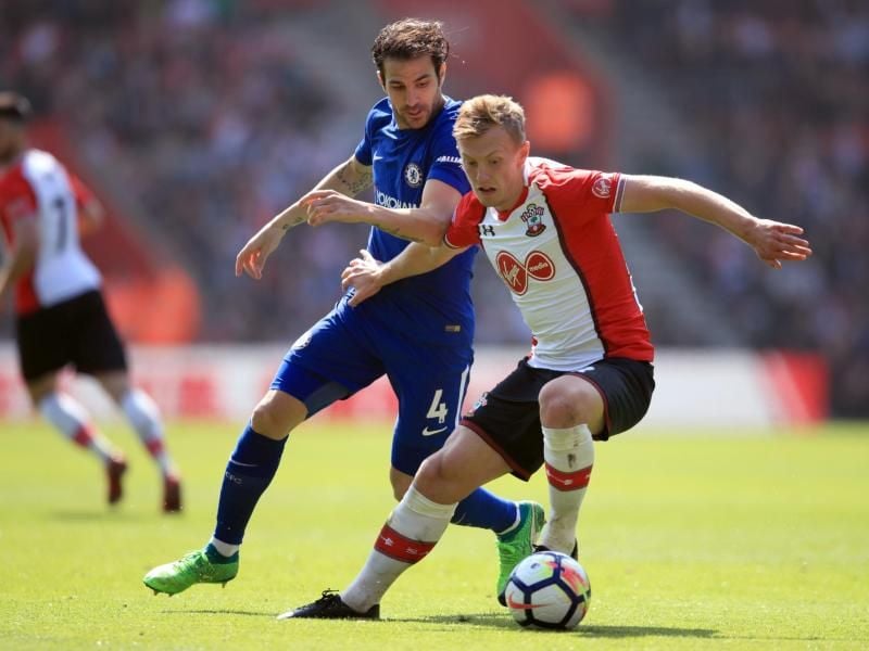 James Ward-Prowse (r) vom FC Southampton kämpft gegen Cesc Fabregas vom FC Chelsea um den Ball. Foto: Adam Davy/PA Wire
