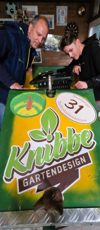 Stefan Kupski (l.) baut mit Leon Knibbe an der Renn-Seifenkiste.