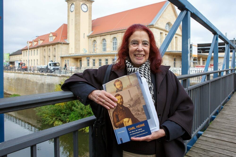 Henriette Rossner-Sauerbier macht die Bedeutung ihres Urgroßvaters deutlich.