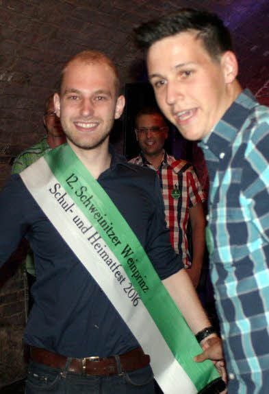 Der neue Prinz bekommt vom Vorgänger Willi Nowak die Schärpe in den Stadtfarben Grün-Weiß umgelegt.